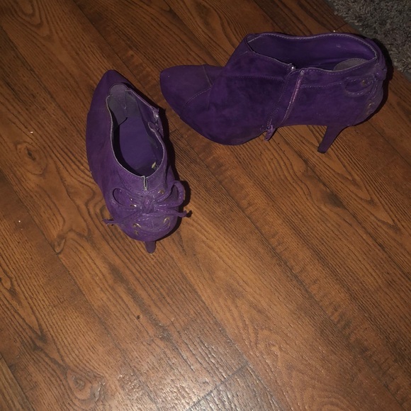 Shoes - Picture 2 of 3